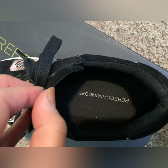 🌴 New REBECCA MINKOFF Bleecker Floral Embroidery SNEAKERS 7.5 Black Suede NWT - Picture 6 of 9